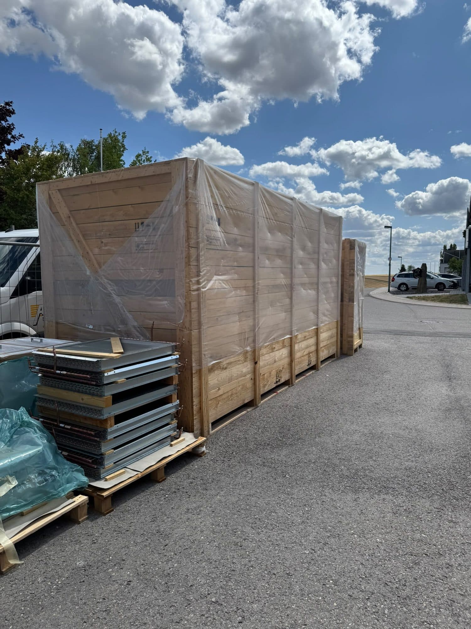 Große Verpackungskiste mit Schutzfolie auf dem Hof