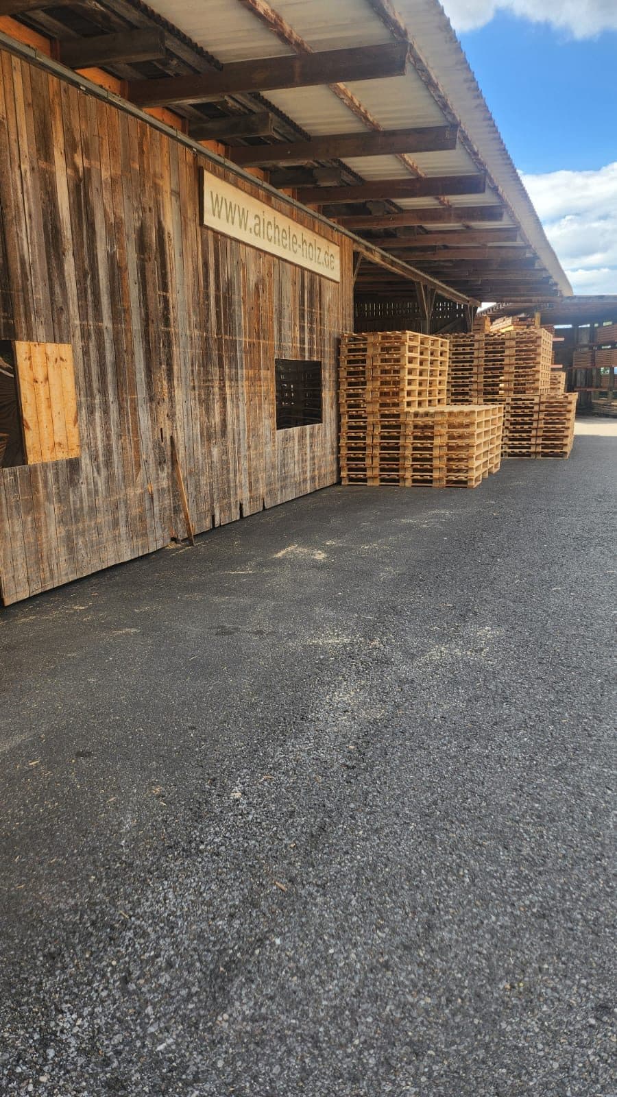 Durchfahrt am Palettenlager mit Holzfassade