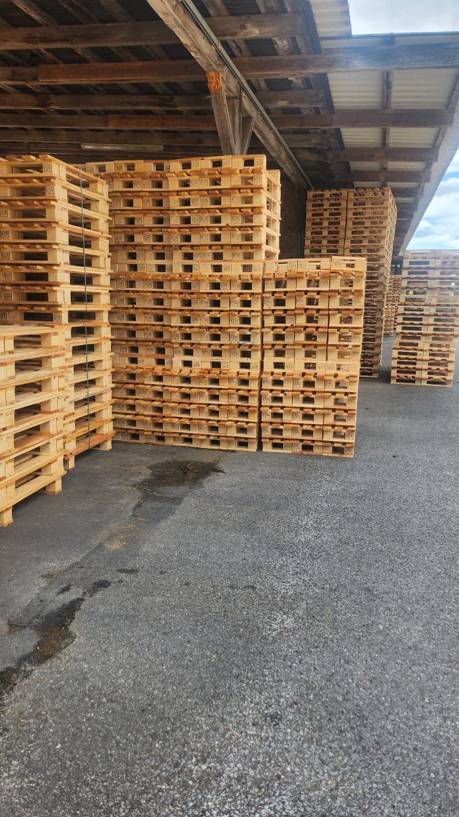 Palettenstapel unter dem Vordach des Lagers